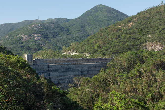 上水塘的堤壩原高90呎，擴建至100呎高以增加水塘的儲水量