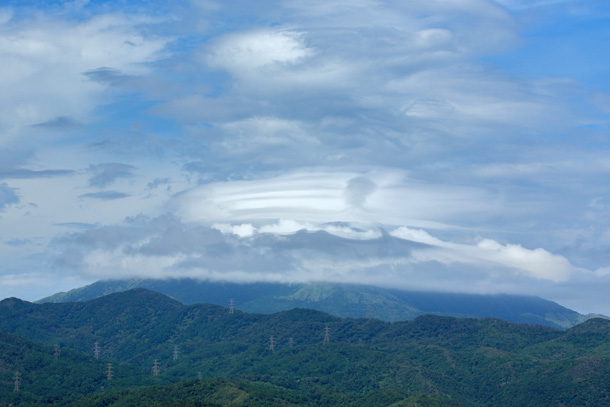 山頂很快便給厚厚的雲層遮蓋