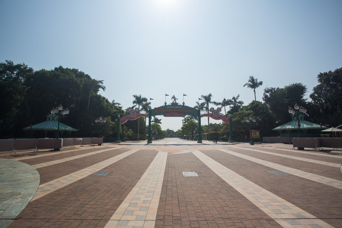 廸士尼「樂園」的空蕩廣場