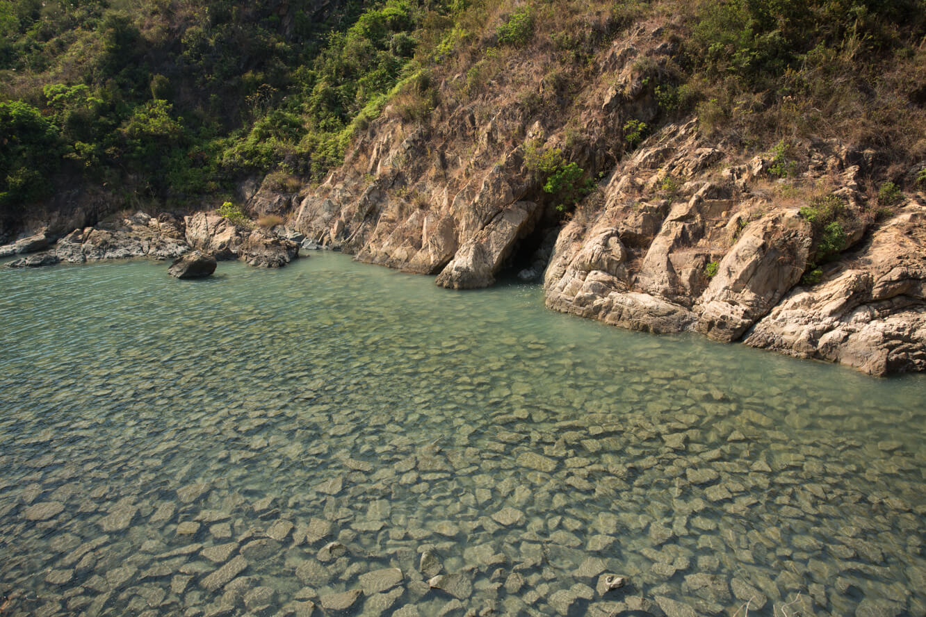 沿河道行走