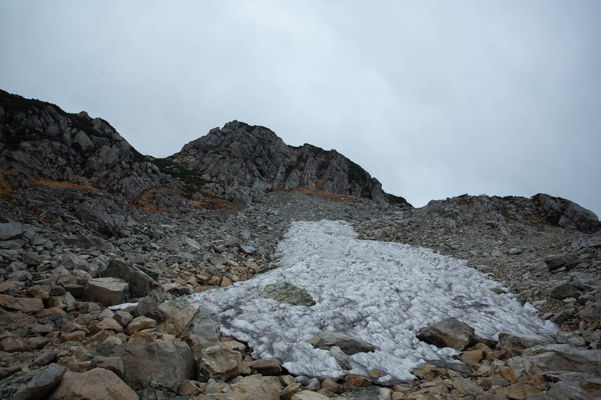 路旁仍有殘雪