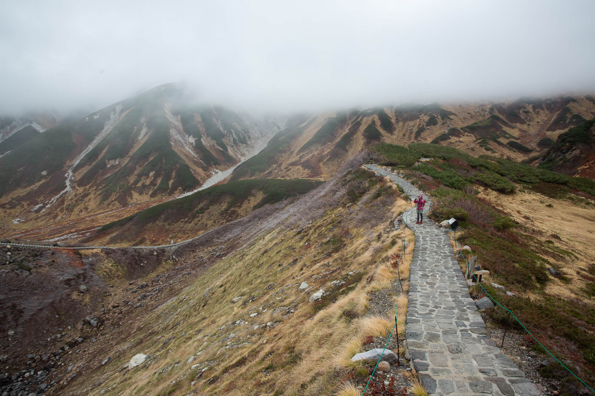 都是石頭路