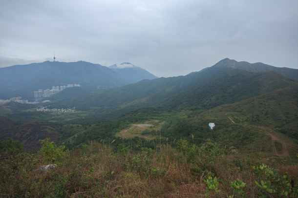 紅花嶺在前，後方是深圳梧桐山