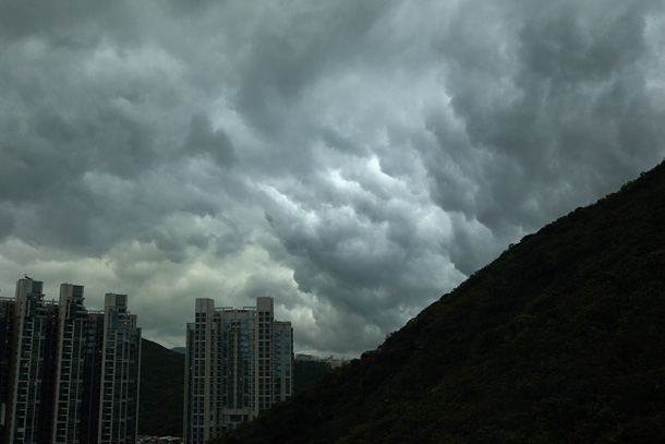 烏雲如浪濤翻滾而至